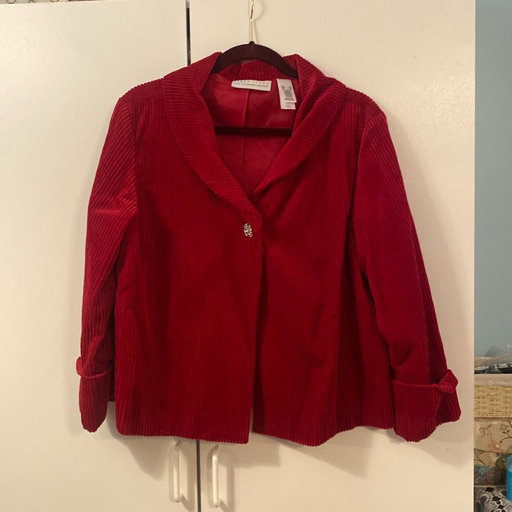 DEEP RED JACKET. HITS RIGHT AT THE HIP. WOULD BE VERY PRETTY FOR CHRISTMAS!